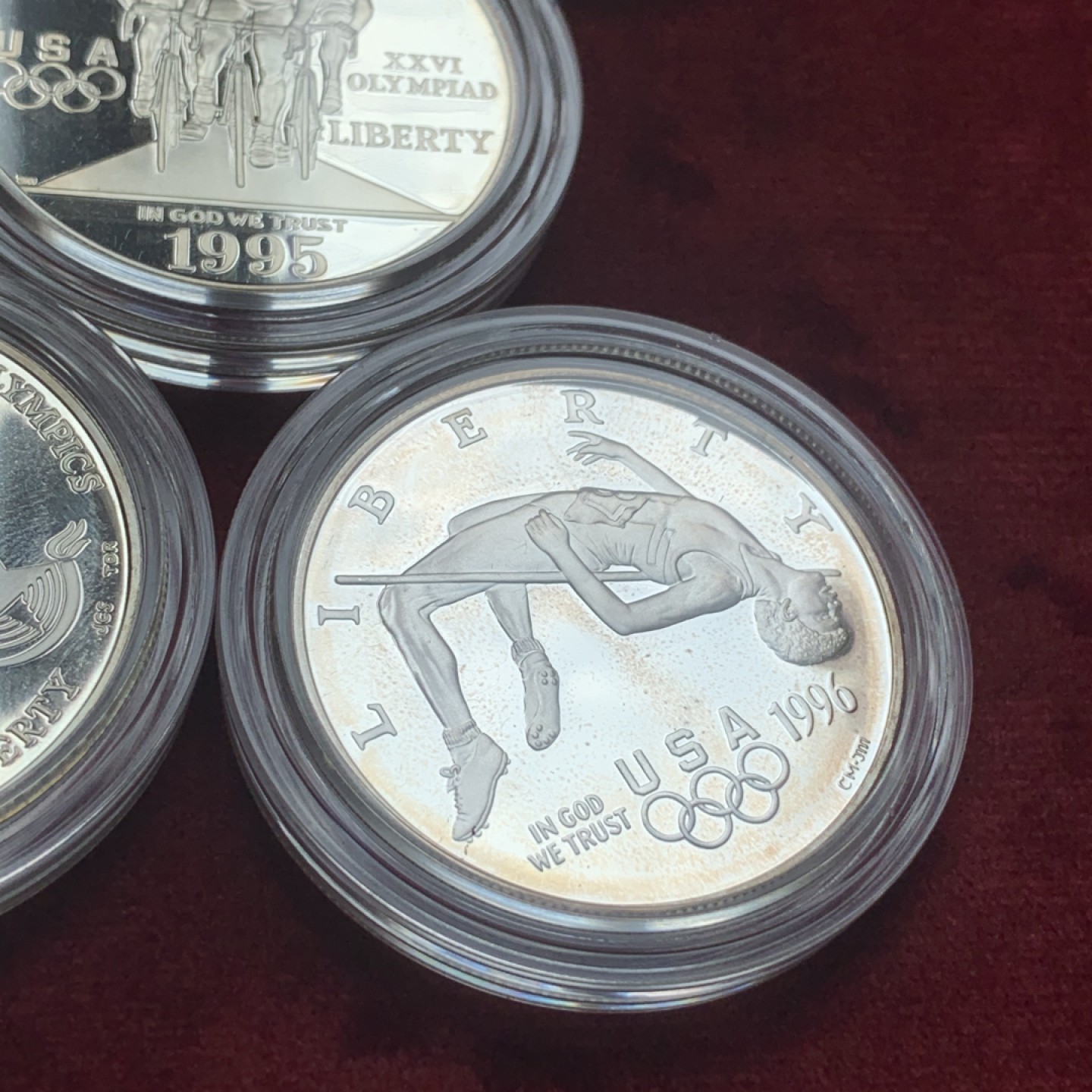 《竞宝斋》中天佳节（端午节特拍）6月12日-周日-第64场 美国 1996年 亚特兰大 奥运会 精制 1美元 银币 8枚套，原盒带证书 保存的非常好 非常少见的一套 单枚重量26.73克 900银