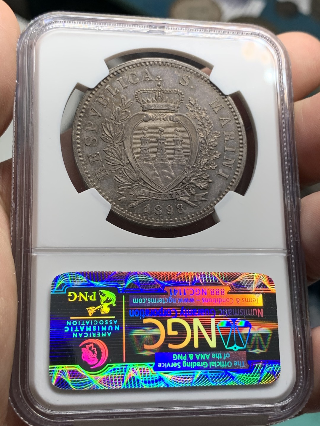 《竞宝斋》中天佳节（端午节特拍）6月12日-周日-第64场 NGC-MS62 圣马力诺 1898年 5里拉 大银币 酱彩老包浆 严评老盒子 一步到位