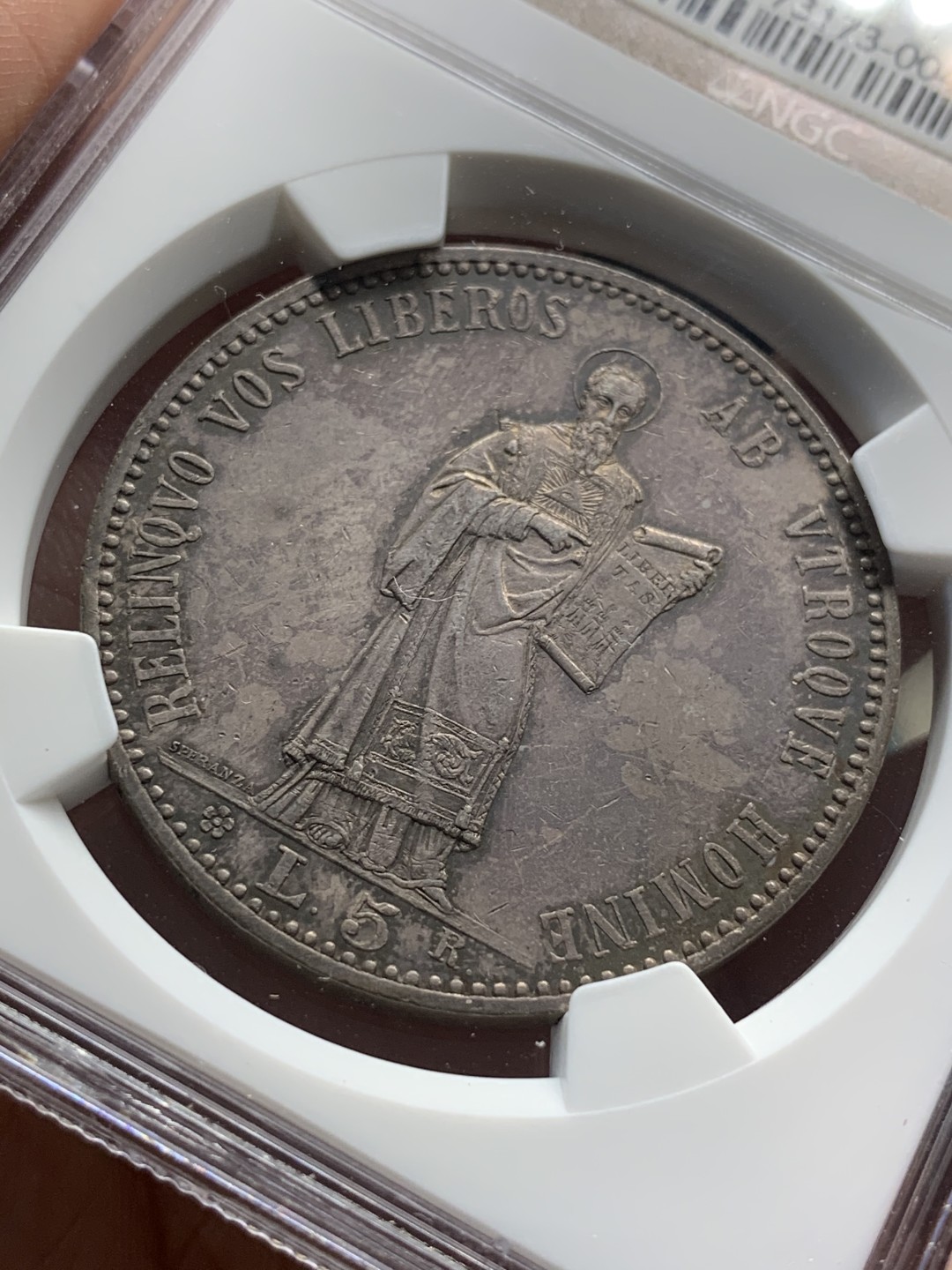 《竞宝斋》中天佳节（端午节特拍）6月12日-周日-第64场 NGC-MS62 圣马力诺 1898年 5里拉 大银币 酱彩老包浆 严评老盒子 一步到位