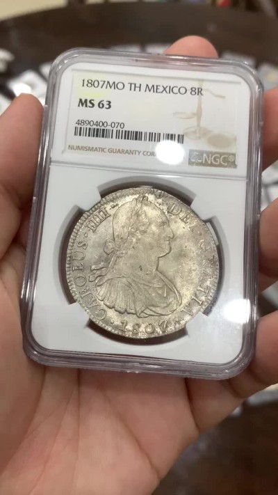 《竞宝斋》中天佳节（端午节特拍）6月12日-周日-第64场 NGC MS63 难得高分 墨西哥1807年卡四  双柱 大银币 深打 镜面底板 状态不一般 之前有枚竞宝斋1.2W成交 潜力品种