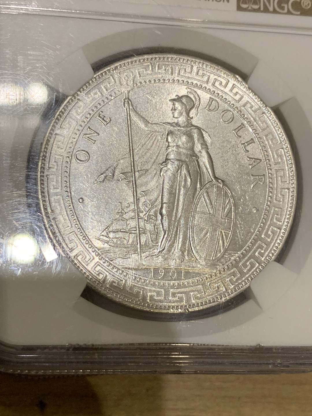 《竞宝斋》中天佳节（端午节特拍）6月12日-周日-第64场 NGC-MS63 英国1901年站洋银币 维多利亚女王时期 孟买铸造 当时英国主要的贸易银元 流通较广 高分也相对难得 这枚细节年份不错