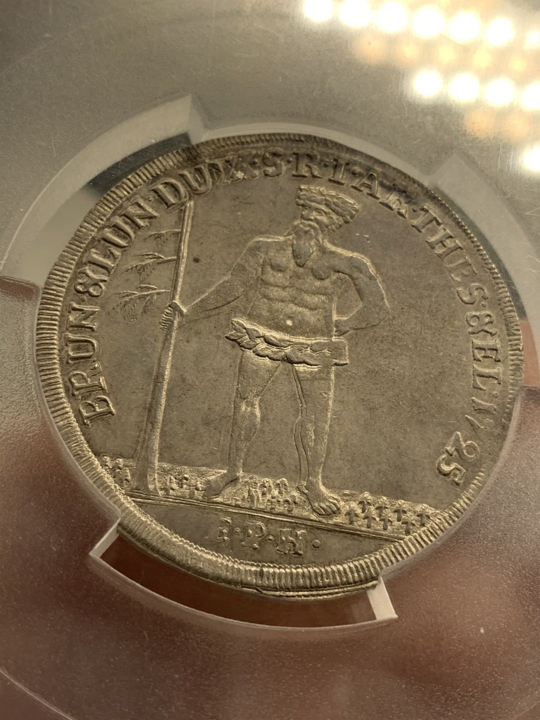 《竞宝斋》中天佳节（端午节特拍）6月12日-周日-第64场 PCGS亚军分 AU53 德国 1725年乔治一世 不伦瑞克-卡伦堡 野人泰勒 乔治一世继承了大不列颠和爱尔兰王位 所以背面为英国的十字章纹 状态难得