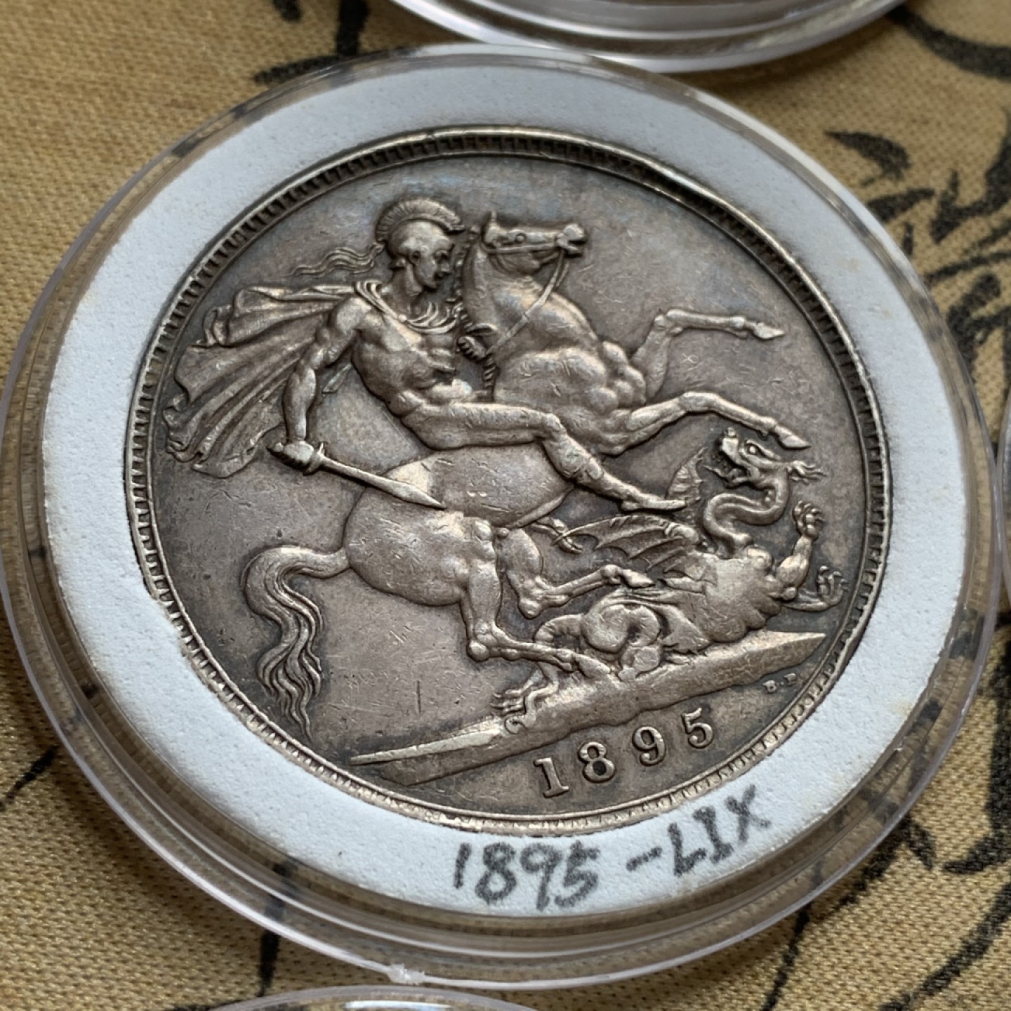 《竞宝斋》中天佳节（端午节特拍）6月12日-周日-第64场 英国 维多利亚 披纱版马剑银币 16枚大全套 囊括除精制版外的所有年份以及不同的边铭，品相基本在XF-AU级别 原味包浆为主 细节看图。