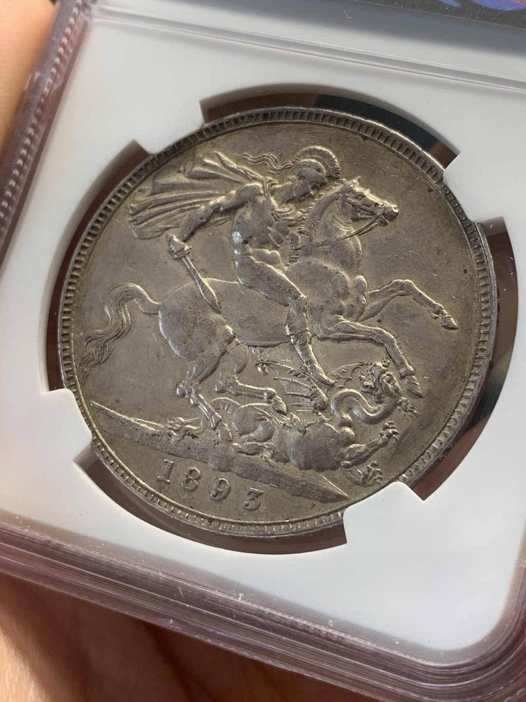 《竞宝斋》中天佳节（端午节特拍）6月12日-周日-第64场 NGC-AU55 英国1893 披纱马剑 原汁原味 脸蛋胖嘟嘟