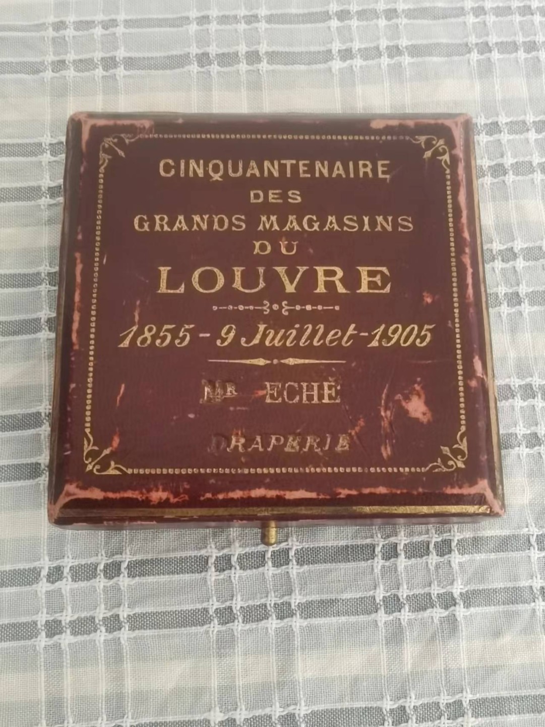 好章还需好盒衬 1905年卢浮宫百货50年银章