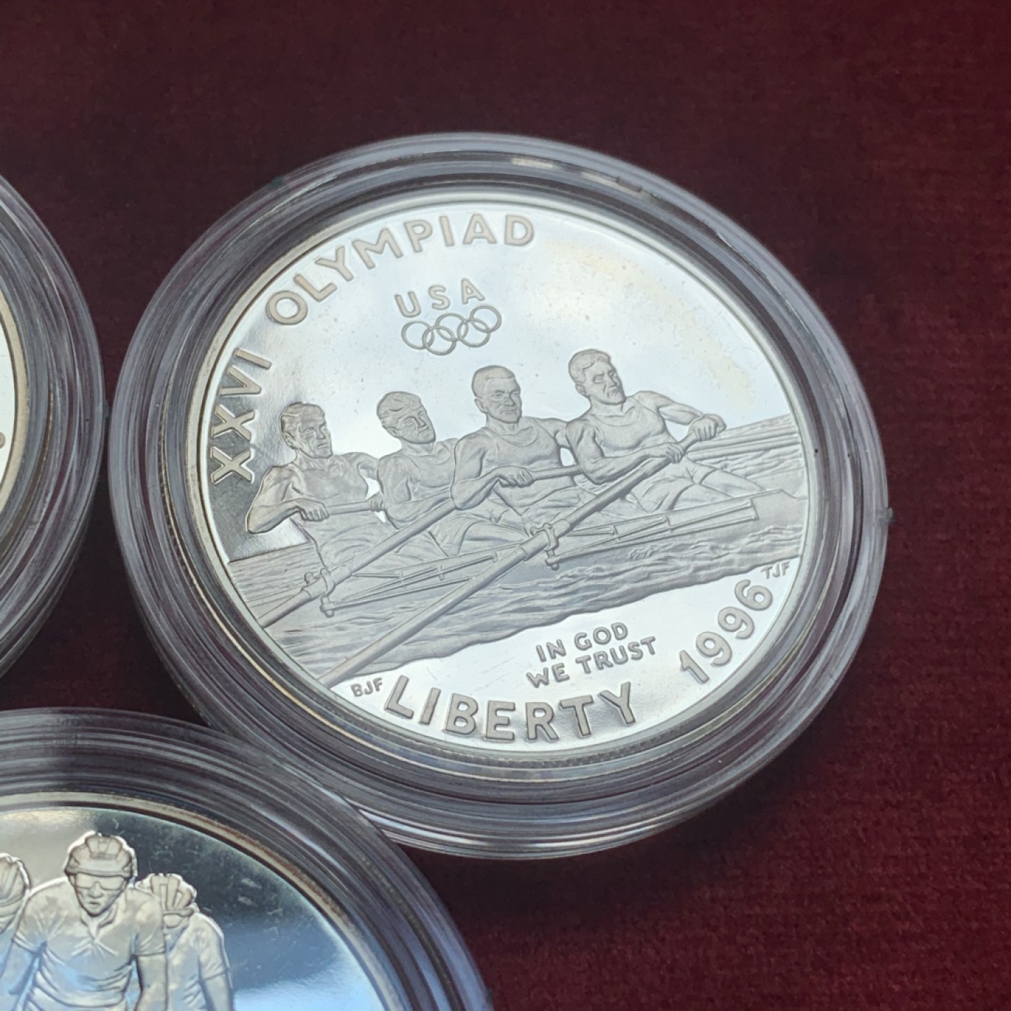 《竞宝斋》中天佳节（端午节特拍）6月12日-周日-第64场 美国 1996年 亚特兰大 奥运会 精制 1美元 银币 8枚套，原盒带证书 保存的非常好 非常少见的一套 单枚重量26.73克 900银