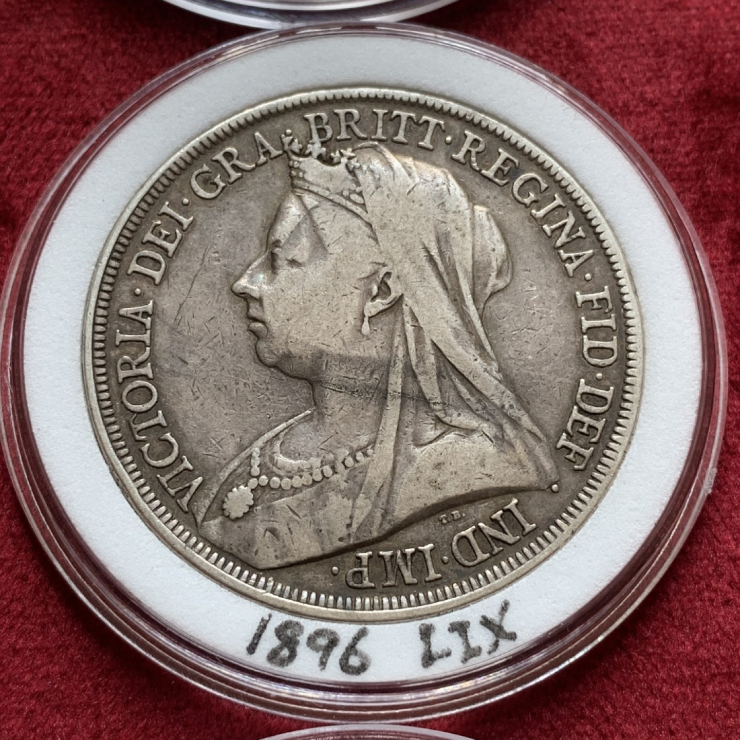 《竞宝斋》中天佳节（端午节特拍）6月12日-周日-第64场 英国 维多利亚 披纱版马剑银币 16枚大全套 囊括除精制版外的所有年份以及不同的边铭，品相基本在XF-AU级别 原味包浆为主 细节看图。