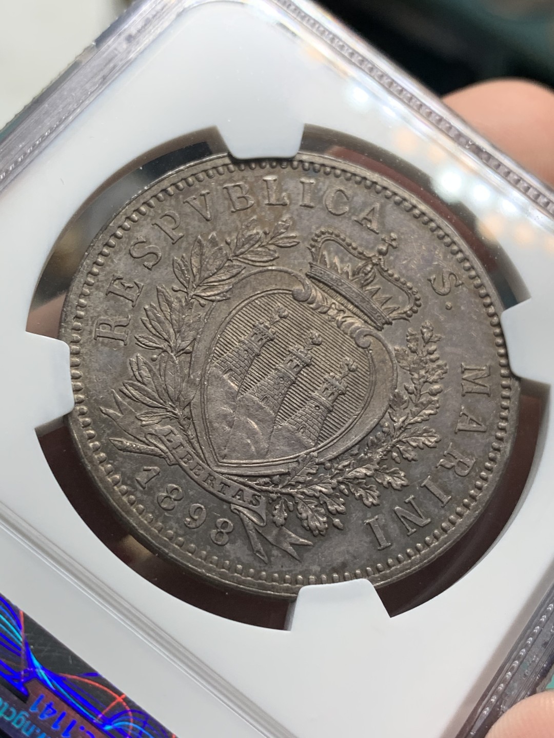 《竞宝斋》中天佳节（端午节特拍）6月12日-周日-第64场 NGC-MS62 圣马力诺 1898年 5里拉 大银币 酱彩老包浆 严评老盒子 一步到位