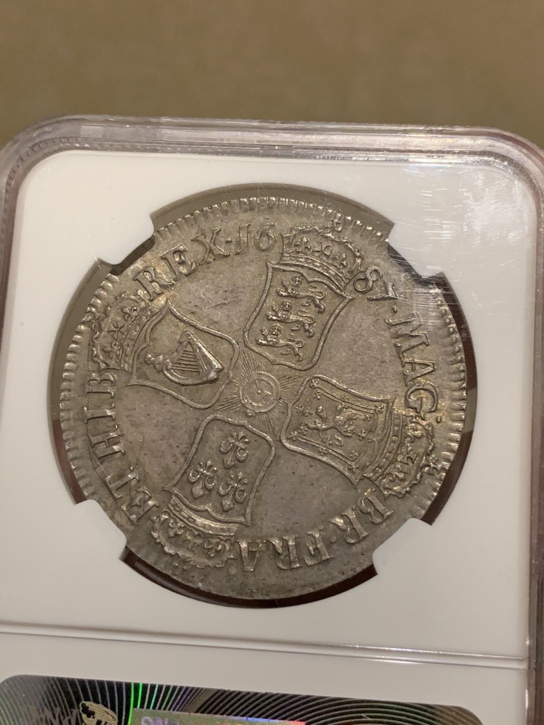 《竞宝斋》中天佳节（端午节特拍）6月12日-周日-第64场 NGC MS63 1687年英国詹姆斯二世克朗 斯图亚特王朝复辟后的第二位国王，全币深打，紫罗兰包浆，阳光下五彩，状态出众