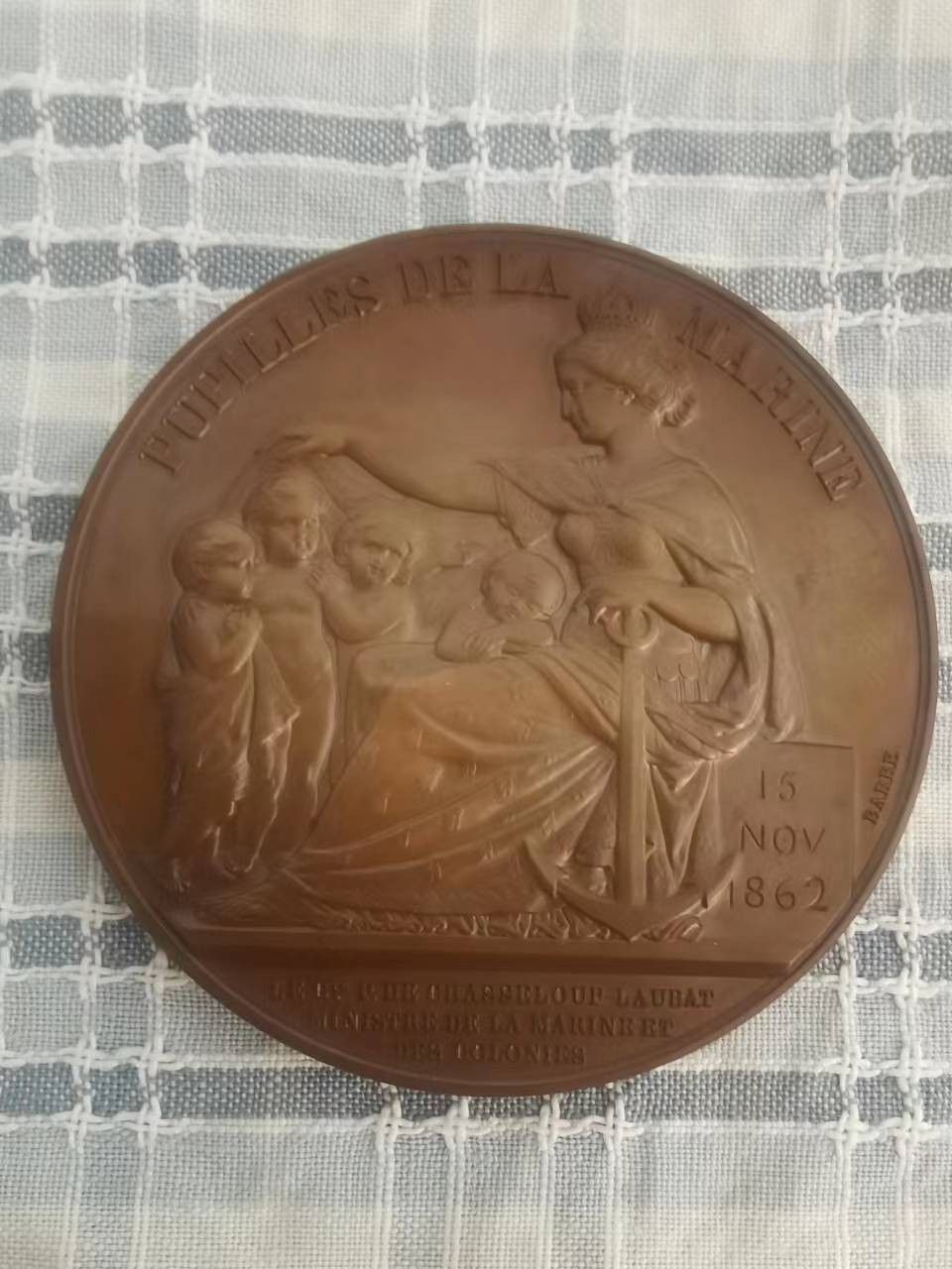 好章还需好盒衬 1862年海军孤儿学校在布雷斯特成立铜章