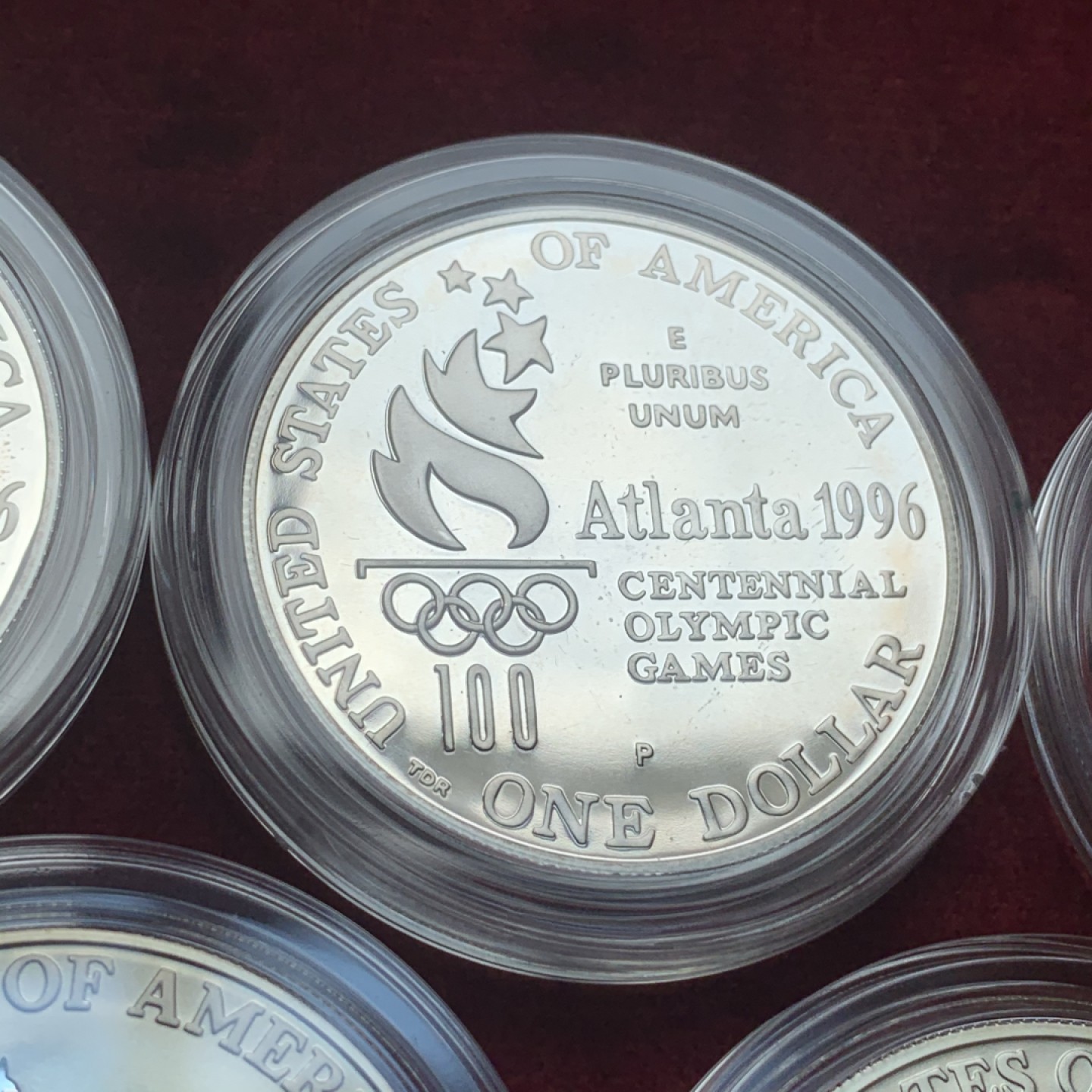 《竞宝斋》中天佳节（端午节特拍）6月12日-周日-第64场 美国 1996年 亚特兰大 奥运会 精制 1美元 银币 8枚套，原盒带证书 保存的非常好 非常少见的一套 单枚重量26.73克 900银