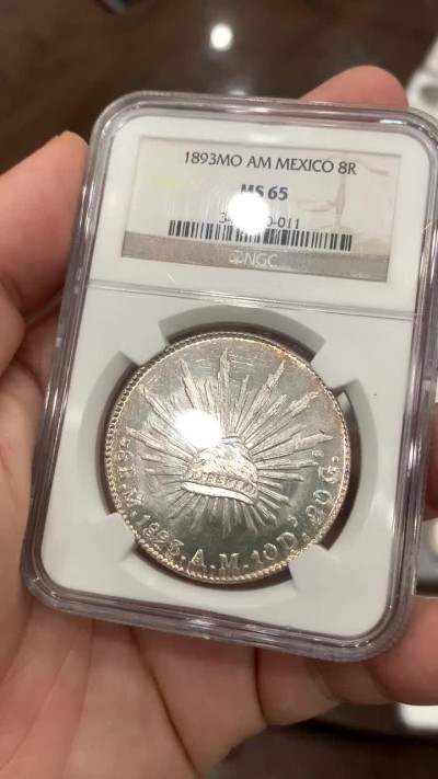 《竞宝斋》中天佳节（端午节特拍）6月12日-周日-第64场 NGC 亚军分  MS65 墨西哥 1893年  花边 鹰洋 双面深打 镜面效果 周圈淡金色包浆 一旦拥有 别无所求