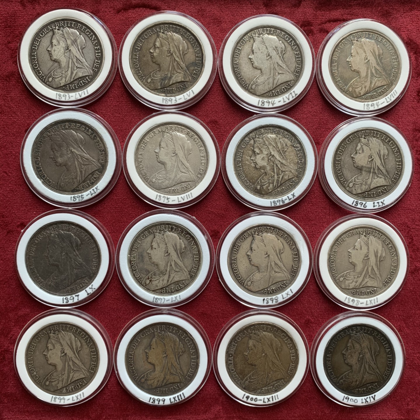 《竞宝斋》中天佳节（端午节特拍）6月12日-周日-第64场 英国 维多利亚 披纱版马剑银币 16枚大全套 囊括除精制版外的所有年份以及不同的边铭，品相基本在XF-AU级别 原味包浆为主 细节看图。