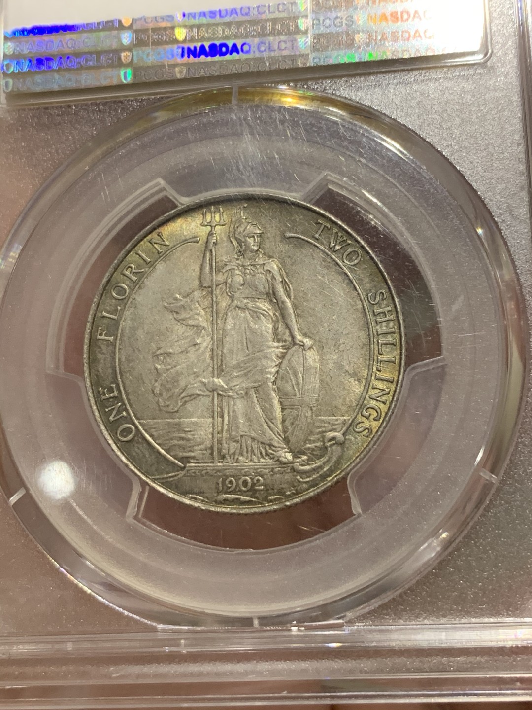 《竞宝斋》中天佳节（端午节特拍）6月12日-周日-第64场 PCGS-MS64 英国1902年 爱德华七世 海神弗罗林银币 五彩包浆在阳光下熠熠生辉，百年前的不列颠尼亚女神仿佛透过历史的层层迷雾凝视着人间！