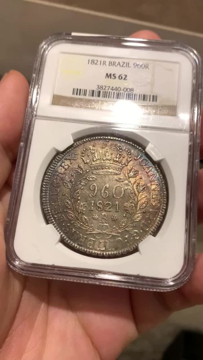 《竞宝斋》中天佳节（端午节特拍）6月12日-周日-第64场 NGC-MS62 巴西 1821年 花枝版 960R 五彩包浆 大银币 此款稀少很多 也是疯涨的品种