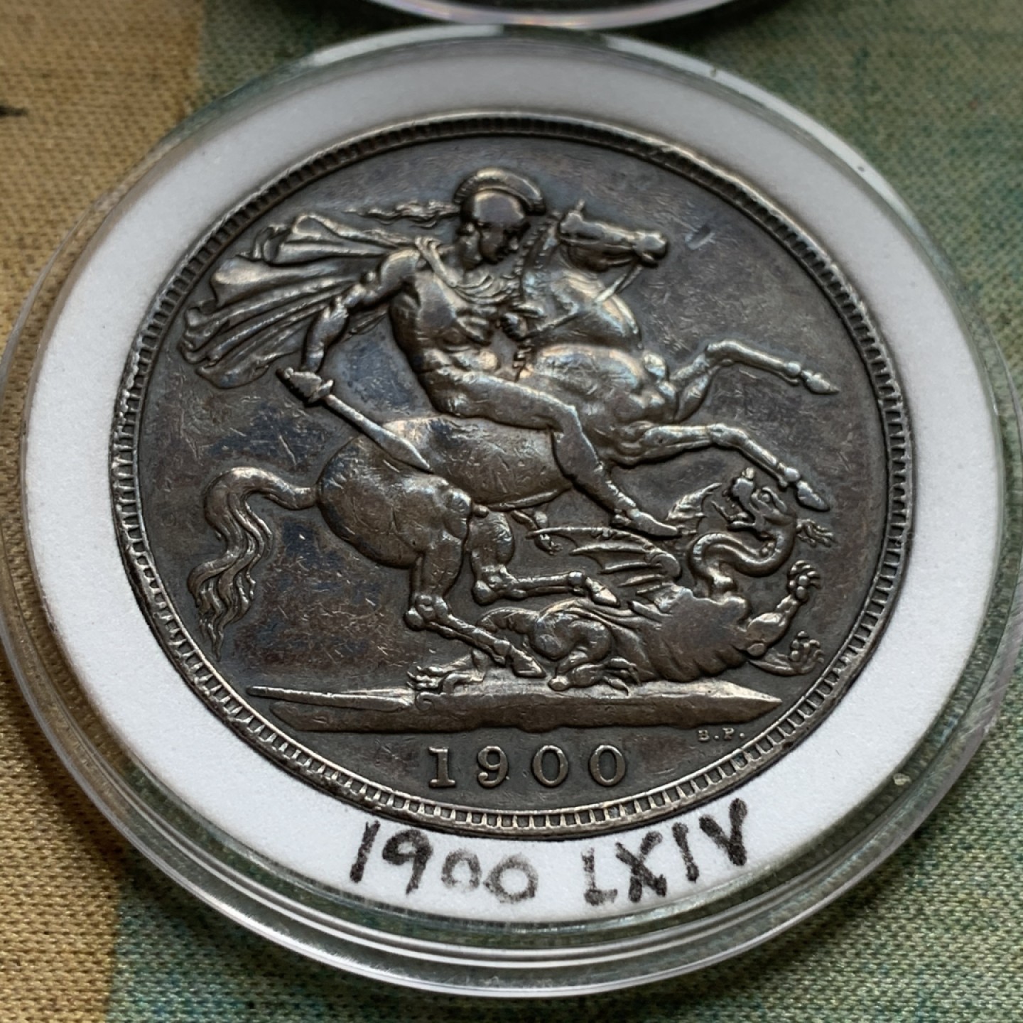 《竞宝斋》中天佳节（端午节特拍）6月12日-周日-第64场 英国 维多利亚 披纱版马剑银币 16枚大全套 囊括除精制版外的所有年份以及不同的边铭，品相基本在XF-AU级别 原味包浆为主 细节看图。