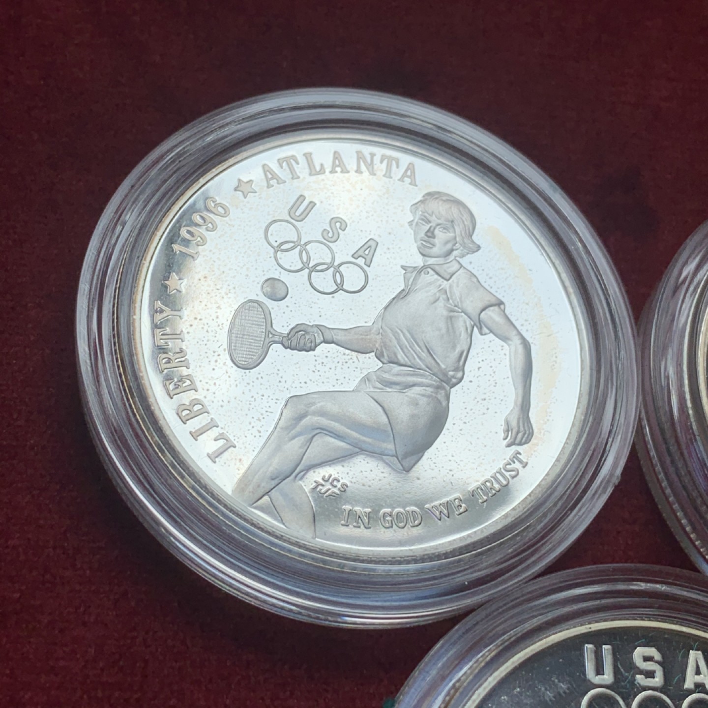 《竞宝斋》中天佳节（端午节特拍）6月12日-周日-第64场 美国 1996年 亚特兰大 奥运会 精制 1美元 银币 8枚套，原盒带证书 保存的非常好 非常少见的一套 单枚重量26.73克 900银