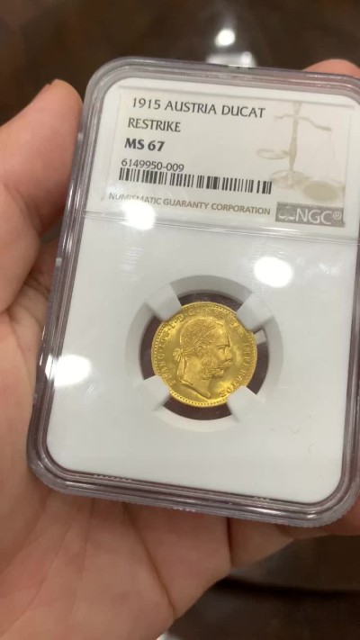 《竞宝斋》中天佳节（端午节特拍）6月12日-周日-第64场 NGC MS67 奥地利 1915年 弗朗茨一世1杜卡特金币 3.49克 986高纯度金 强镜面效果 铸币工艺明显高于1892年贸易金 该枚金币首年为1901年 1915年为该金币后铸年份同时也为该金币的关门年份