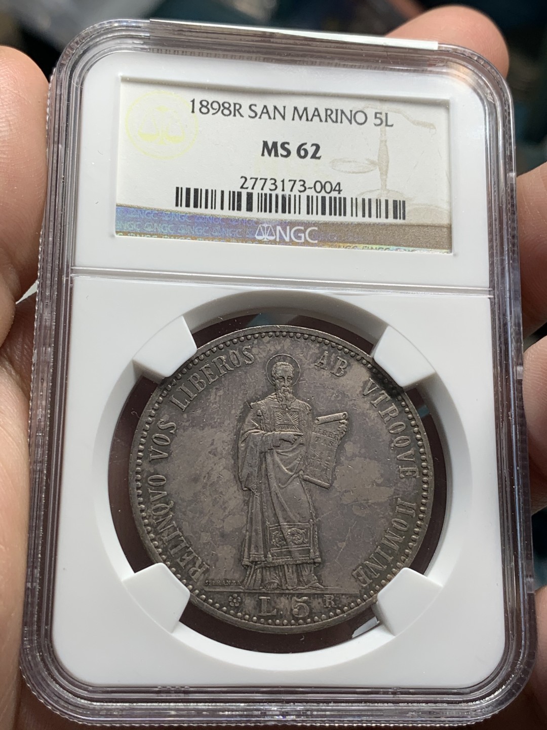 《竞宝斋》中天佳节（端午节特拍）6月12日-周日-第64场 NGC-MS62 圣马力诺 1898年 5里拉 大银币 酱彩老包浆 严评老盒子 一步到位
