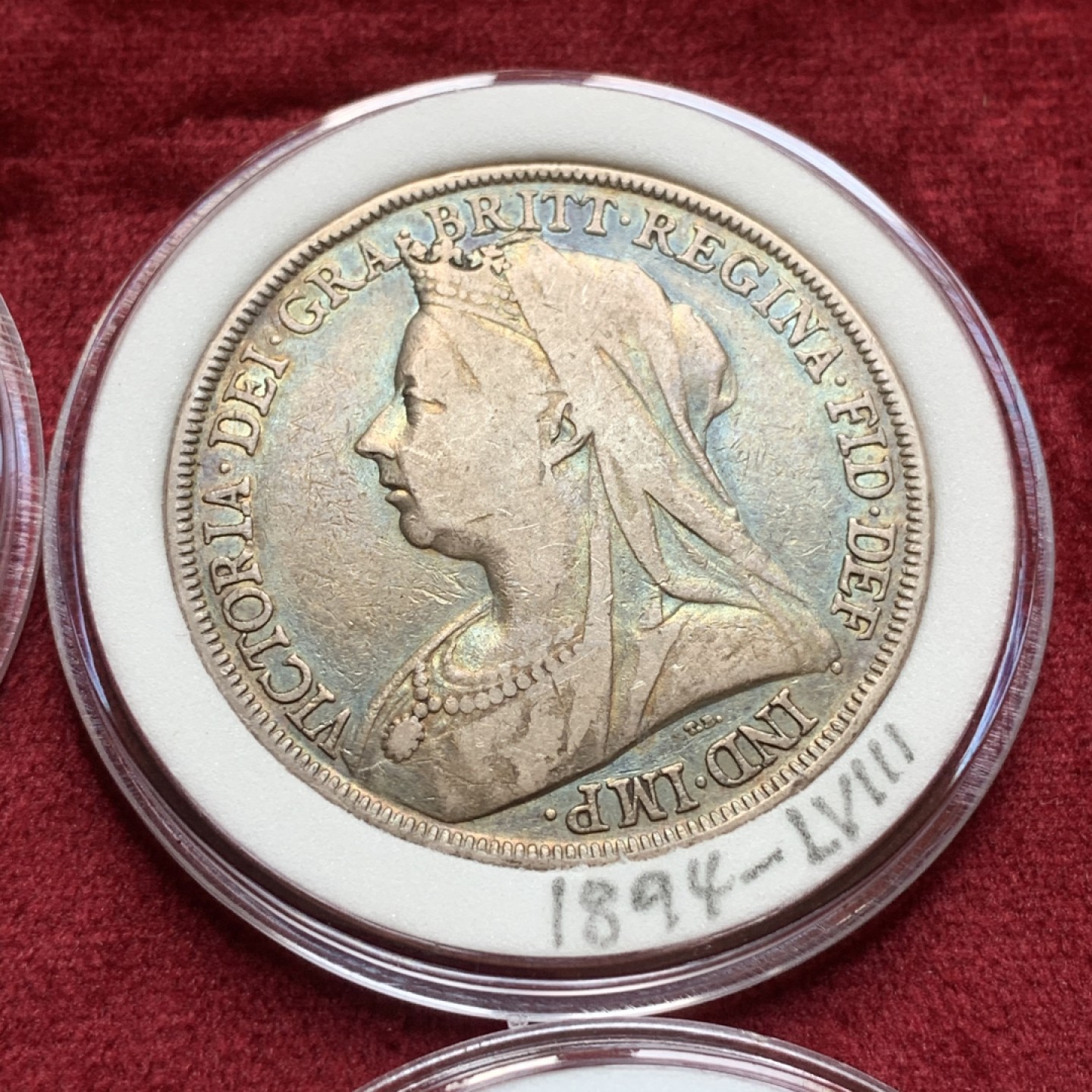 《竞宝斋》中天佳节（端午节特拍）6月12日-周日-第64场 英国 维多利亚 披纱版马剑银币 16枚大全套 囊括除精制版外的所有年份以及不同的边铭，品相基本在XF-AU级别 原味包浆为主 细节看图。