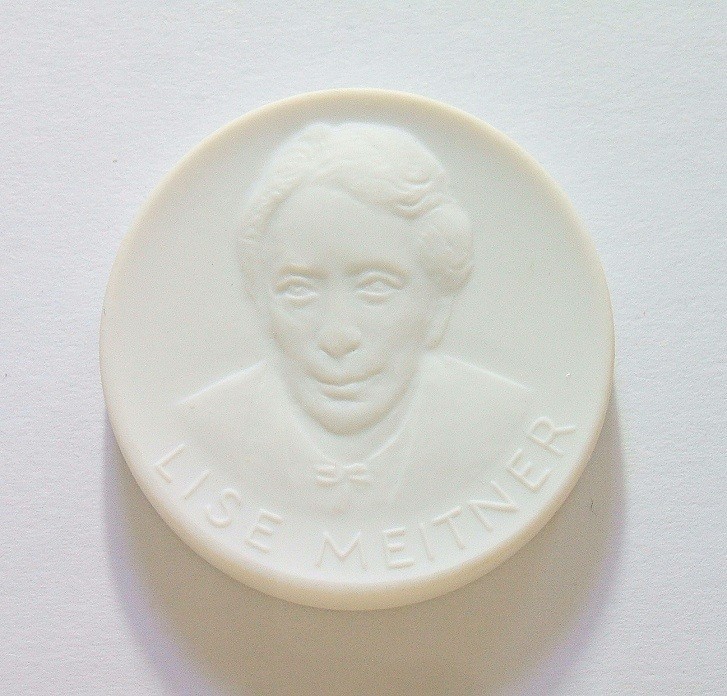 瑞典大物理学家迈特纳 白色高浮雕大陶章 40MM