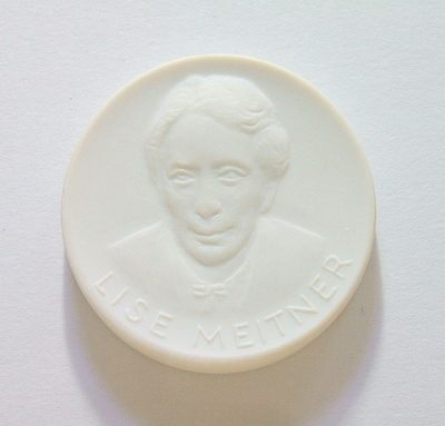 瑞典大物理学家迈特纳 白色高浮雕大陶章 40MM - 瑞典大物理学家迈特纳 白色高浮雕大陶章 40MM