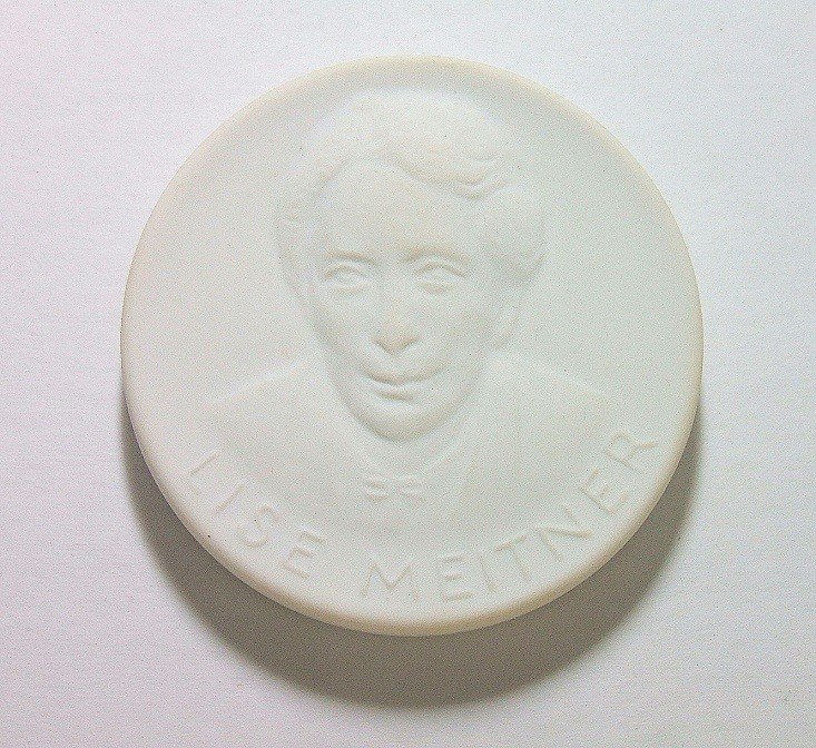 瑞典大物理学家迈特纳 白色高浮雕大陶章 40MM
