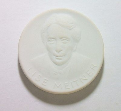 瑞典大物理学家迈特纳 白色高浮雕大陶章 40MM - 瑞典大物理学家迈特纳 白色高浮雕大陶章 40MM