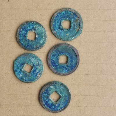 综合藏品场.喜欢出价就得！无套路无托.诚信惠友交友！自动快拍. 开元通宝5枚.保真包老.结晶绣.有一枚背上月.