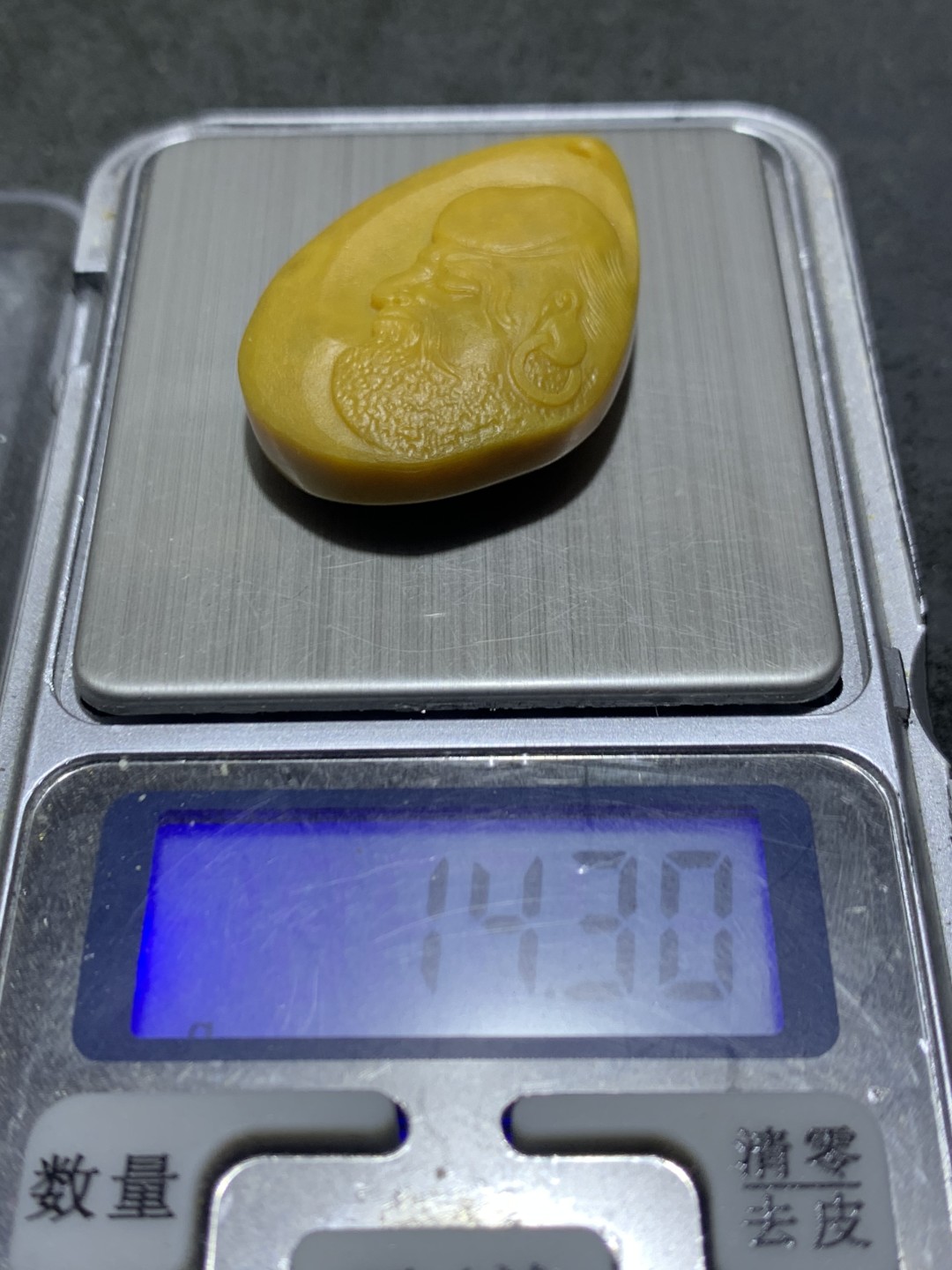 精美亚光高润度黄冰料战国红雕刻达摩吊坠一个，