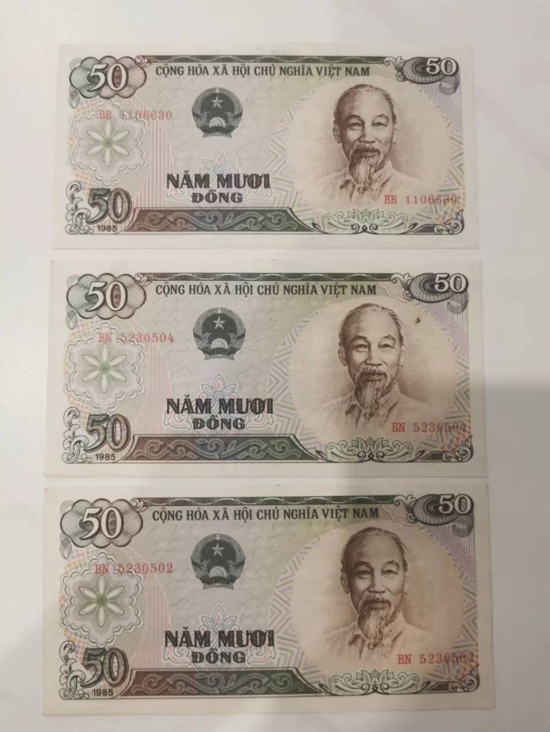 12.【鲸贝乐淘★道德经】“圣人处无为之事，行不言之教”号拍卖 【越南🇻🇳★三张】1985年50盾，略有瑕疵如图，全新无折痕