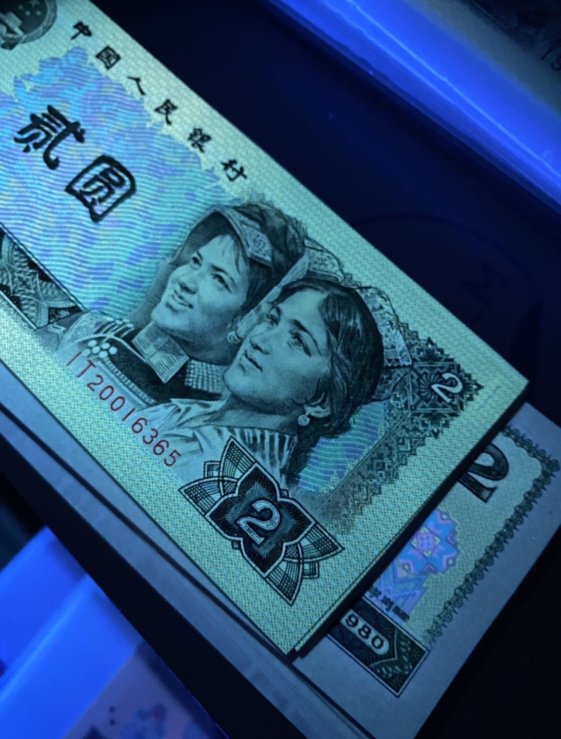 大黄蜂拍卖第56期 802绿钻IT20016301百连，绝品无斑，油墨飘香