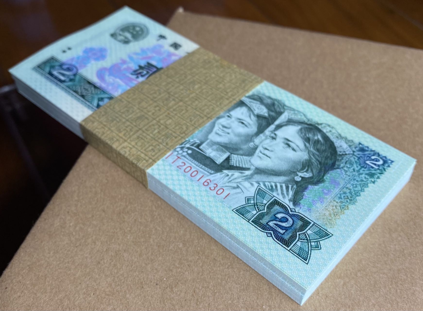 大黄蜂拍卖第56期 802绿钻IT20016301百连，绝品无斑，油墨飘香