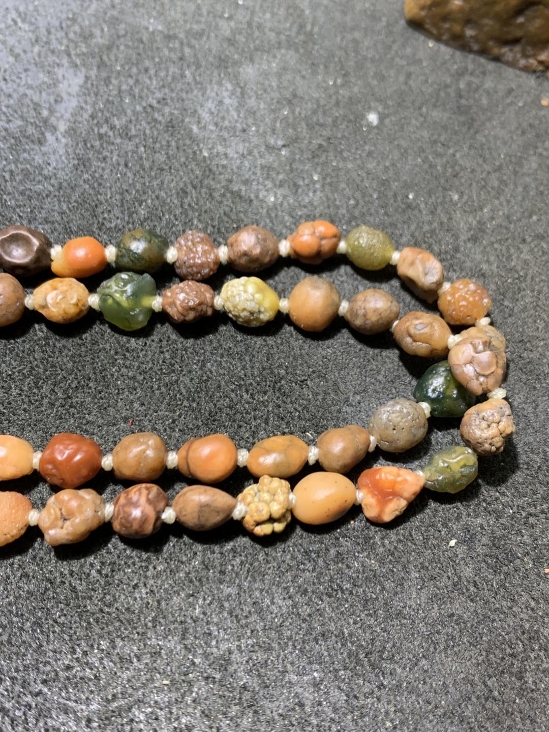 精美鱼籽纹筋脉石玛瑙108项链一条，
