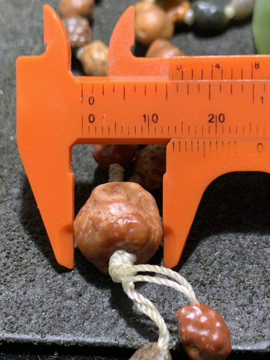 精美鱼籽纹筋脉石玛瑙108项链一条，