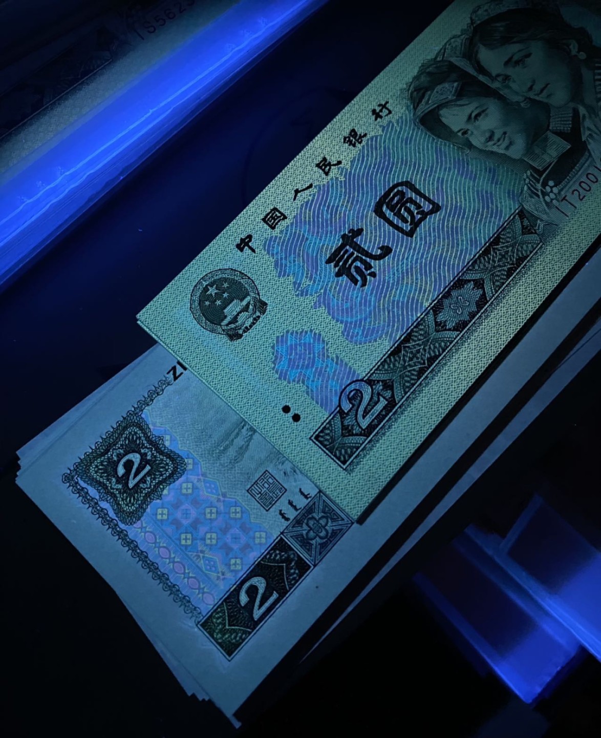 大黄蜂拍卖第56期 802绿钻IT20016301百连，绝品无斑，油墨飘香