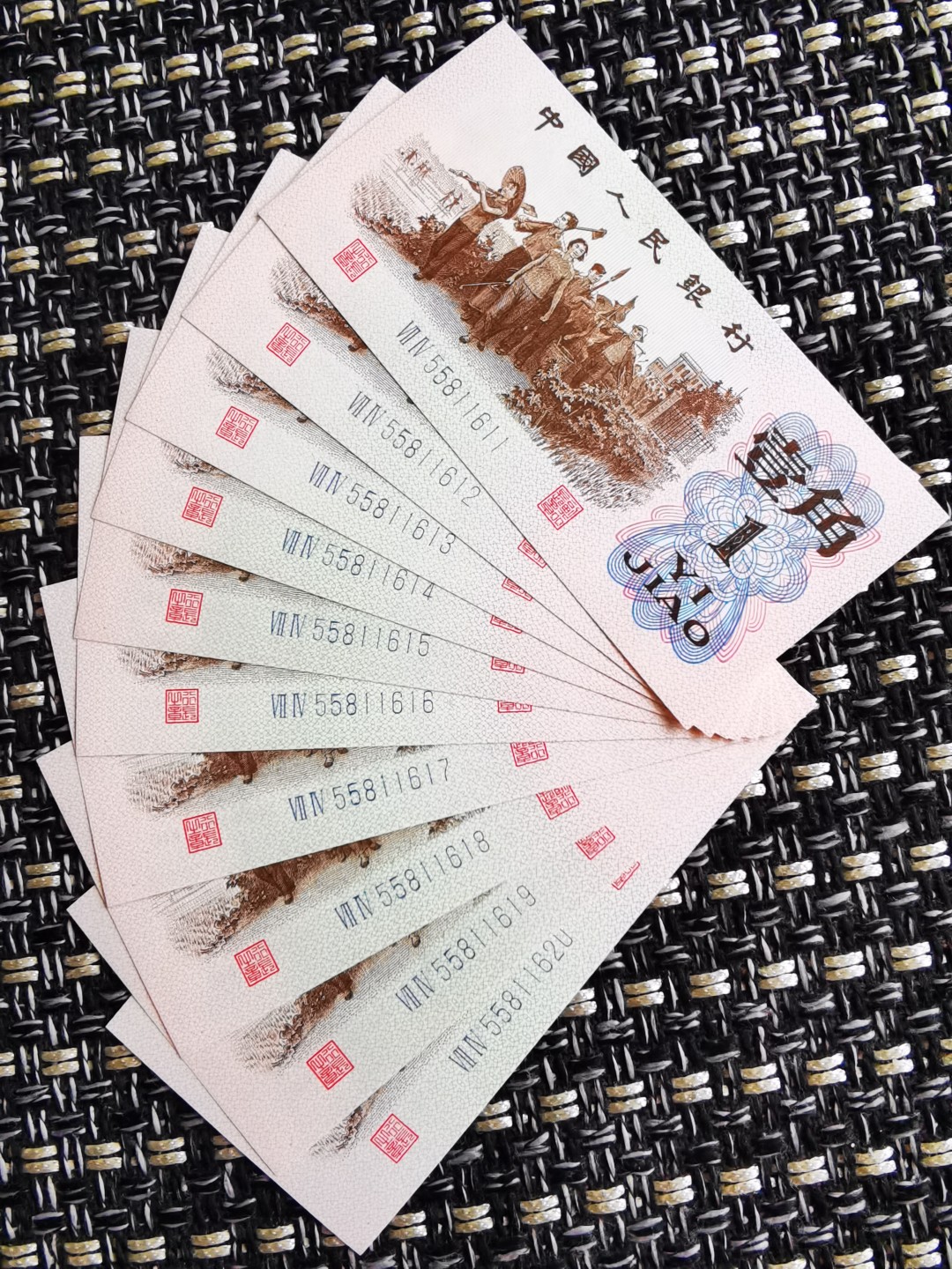 老金精品！罕见的三版漏印！两罗马蓝冠劳动一角～劳动本色！大个的漏印，像是一个补丁点缀在下乡知识青年的裤子上，真正再现了那个激情岁月里劳动人民的本色！其实我一直觉得当初在设计的时候就漏掉了点什么东西，而这个大补丁的出现让我找到了答案！仅有一刀，分享几次就不再分享了！ 千家老金精品！两罗马74冠55811631，绝品裸币！劳动一角～劳动本色！棕色画面！绝品裸币单张！大个的漏印补丁，点缀在下乡知识青年的裤子上，真正再现了那个激情岁月里，下乡劳动青年的本色！！