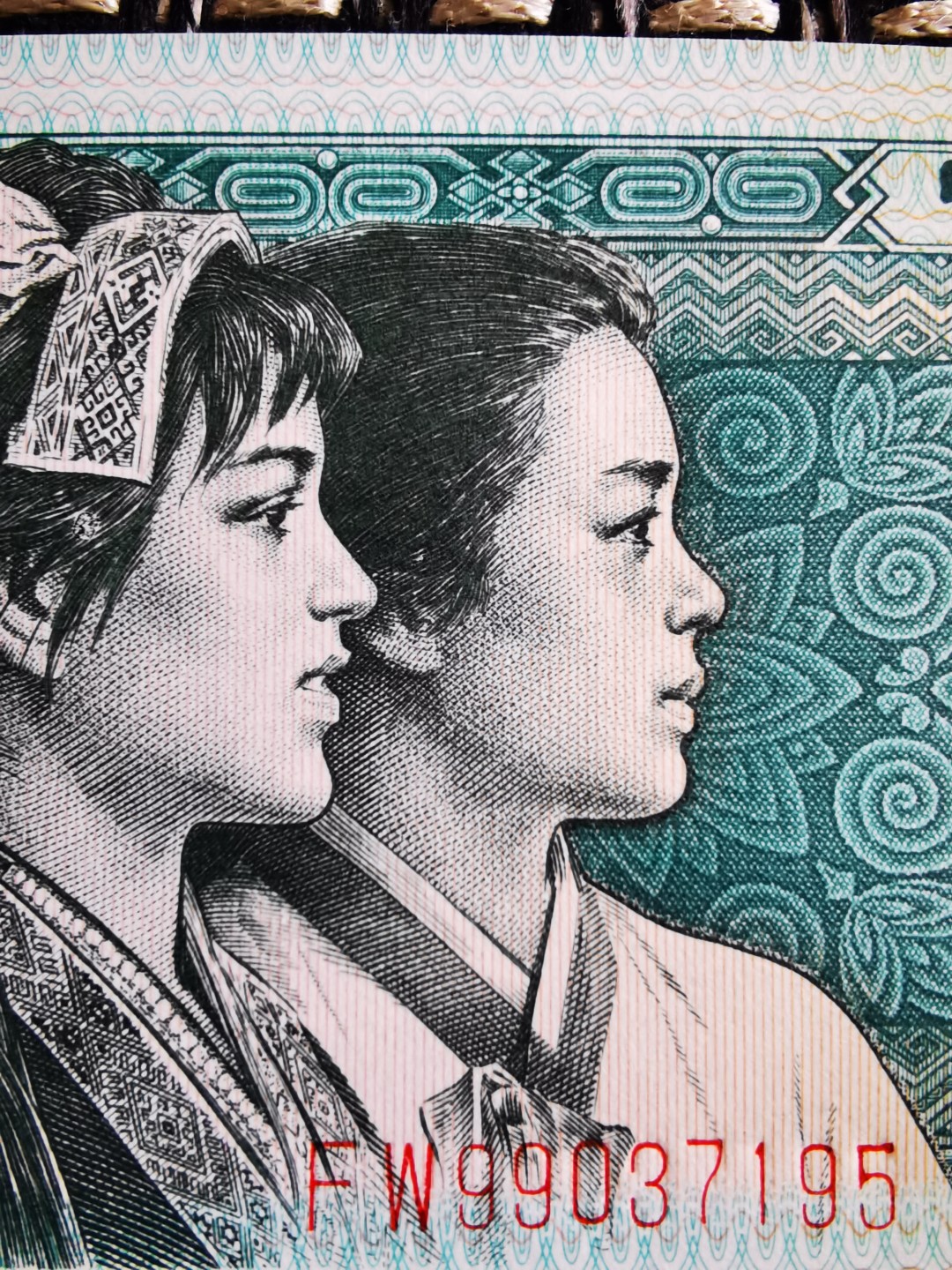 千家老金团拍！8002五大稀少冠之一，DW雨过天晴～纤丝，钱坤高分评级单张拍！还有青翠美绿！DW冠里面虽然富含白荧光，但真正能过评雨过天晴的很少，带纤丝的更少！值得把握！  再拍几张梅花银扣的姐妹花，梅花篆印，烙印在另一位美少女的发髻！每一张都像方印，每一方都像篆刻着生动的象形文字，每一方还不尽相同，可以说张张是孤品！仅有一刀，裸币绝品，不够开标 捡漏来千家，拍拍无托价！！ 众里寻她千百度，却见梅花篆字印在美女发簪处！梅花银扣的姐妹花，梅花篆印，每一张都是方印，每一方都像篆刻着生动的图像和文字，每一方还不尽相同，可以说张张是孤品！仅有一刀，不够开标！8002稀有老冠，FW99037195，金光国辉版梅花篆印，绝品裸币单张！！