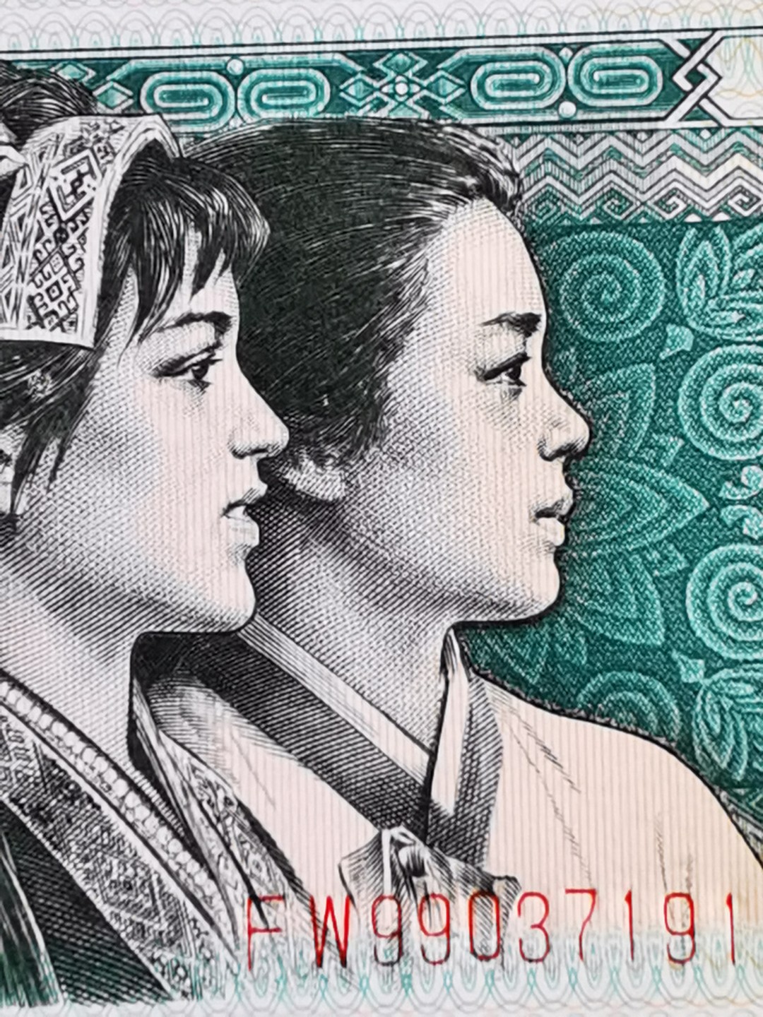 千家老金团拍！8002五大稀少冠之一，DW雨过天晴～纤丝，钱坤高分评级单张拍！还有青翠美绿！DW冠里面虽然富含白荧光，但真正能过评雨过天晴的很少，带纤丝的更少！值得把握！  再拍几张梅花银扣的姐妹花，梅花篆印，烙印在另一位美少女的发髻！每一张都像方印，每一方都像篆刻着生动的象形文字，每一方还不尽相同，可以说张张是孤品！仅有一刀，裸币绝品，不够开标 捡漏来千家，拍拍无托价！！ 众里寻她千百度，却见梅花篆字印在美女发簪处！梅花银扣的姐妹花，梅花篆印，每一张都是方印，每一方都像篆刻着生动的图像和文字，每一方还不尽相同，可以说张张是孤品！仅有一刀，不够开标！8002稀有老冠，FW99037191，金光国辉版梅花篆印，绝品裸币单张！！