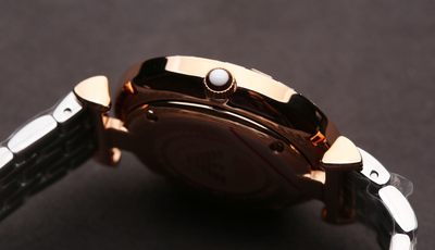 阿玛尼 型号：Ar11293 表壳：316L精钢 表镜：矿物质强化玻璃 表带：316L精钢镶钻表带 表扣：双按扣 尺寸：32*7mm  绚丽表盘搭配独特表圈 迷人气质佟丽娅代言 彰显优雅姿态 绽放腕间之美 还等什么 女人要对自己好点 （所有型号可上网搜索_底盖附有相应型号二维码)