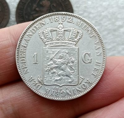 彼得堡世界钱币勋章拍卖第3期，本周五六两连拍，0佣金全场包邮,6月17号晚七点半0元起拍 - 荷兰1892年1盾银币，早期威廉敏娜少女头像版，送同时期流通辅币7枚，含2枚10分小银币