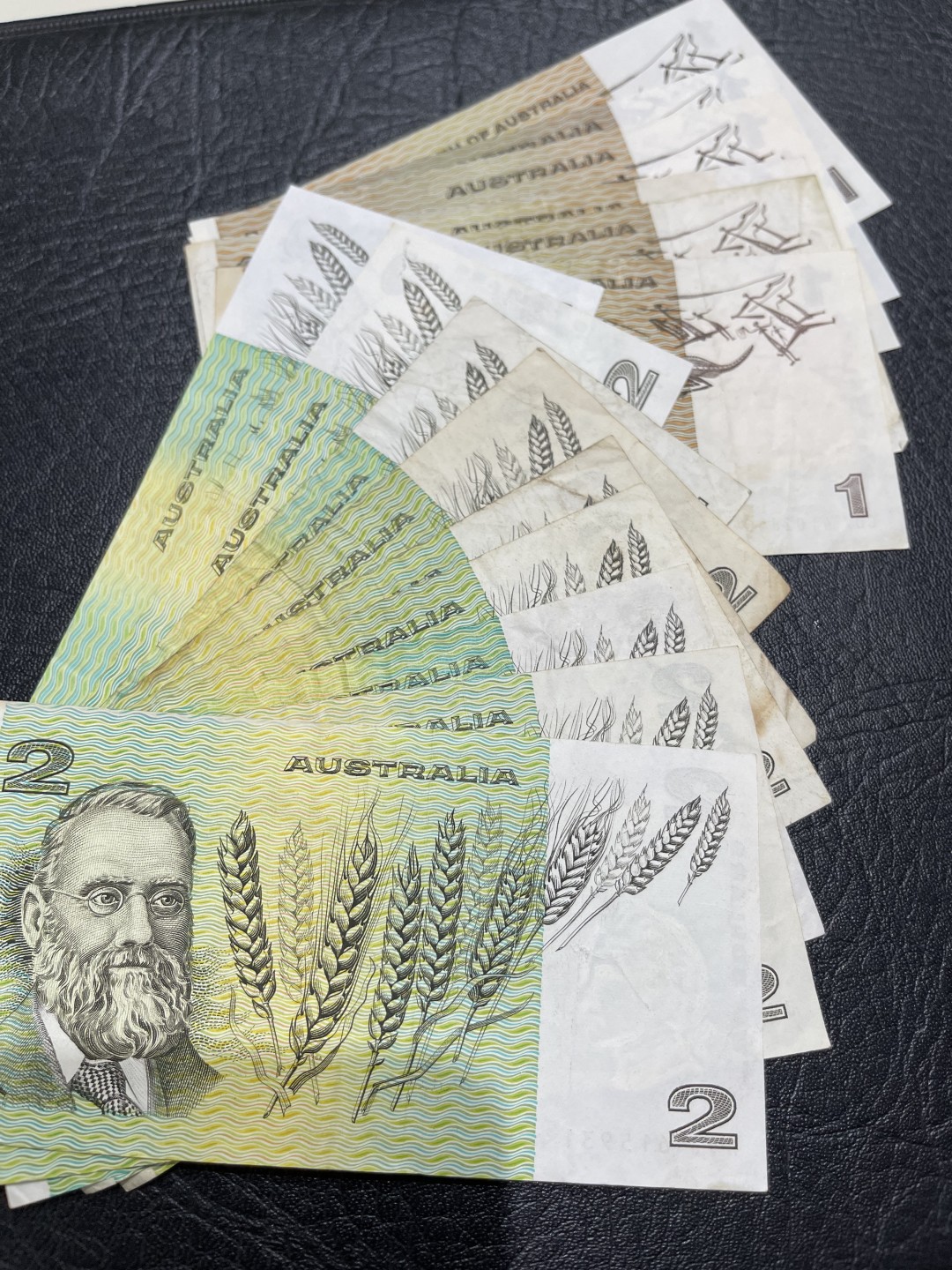 《外钞收藏家》第一百八十三期拍卖 澳大利亚1、2元 共15张 流通品相