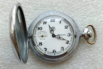 $苏联怀表、铜钱、各国币章$ 彼得堡世界钱币勋章拍卖第4期，本周五六两连拍，0佣金全场包邮,6月18号晚七点半0元起拍  - 苏联闪电牌怀表翻盖款，机械发条不用电池，正常走动，品相完好、日常使用痕迹，市价5百+