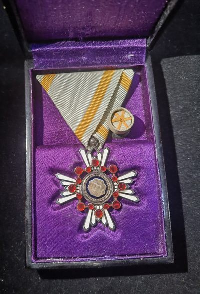 盛世勋华——号角文化勋章专场拍卖第26期 - 牢记历史勿忘国耻--日本勋六等瑞宝章 带原盒（白字）占时4钉版 带杯略