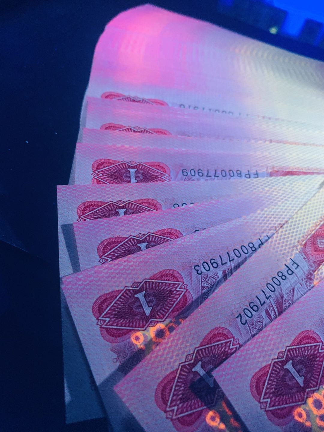 小金偷拍，要偷就偷镇店宝，话不多说，冒着挨揍的风险偷出来的，要拍就抓紧出价！！ 千家老金珍藏版！过年都没舍得拿出来拍！中国龙系列金字塔尖的明珠！Fp80077404，至尊中国龙！金花王，赤血龙鳞！大移位！钱坤评级65分！中国龙里的深色油性纸张，荧光下别样的红，超越FP0032和DZ9758，再配上震撼人心的赤月龙鳞，曾经把群里的老老铁迷倒了一大片！难得的一拍，收珍的良机！