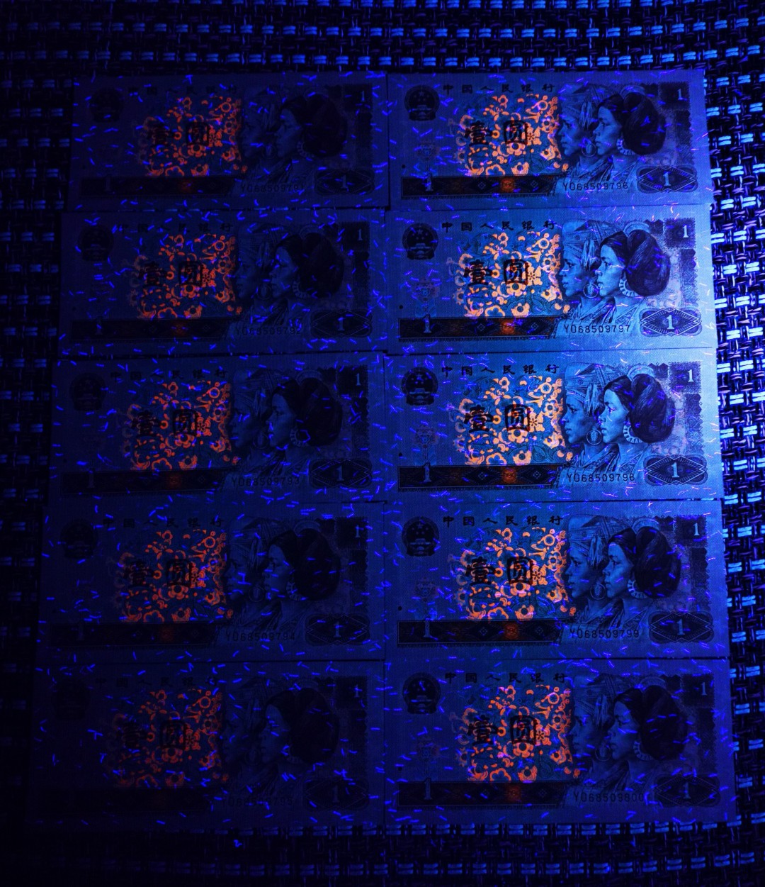 小金偷拍，要偷就偷镇店宝，话不多说，冒着挨揍的风险偷出来的，要拍就抓紧出价！！ 千家镇店宝！YO超密丝！高端货！yo68872631，钱坤评级67分！超密丝！目测在300丝！金字塔尖的明珠！资源已经枯竭，一票难求！绝品高分更是凤毛麟角！捡漏来千家，拍拍无托价，旨在打造全世界最为纯净的拍场！