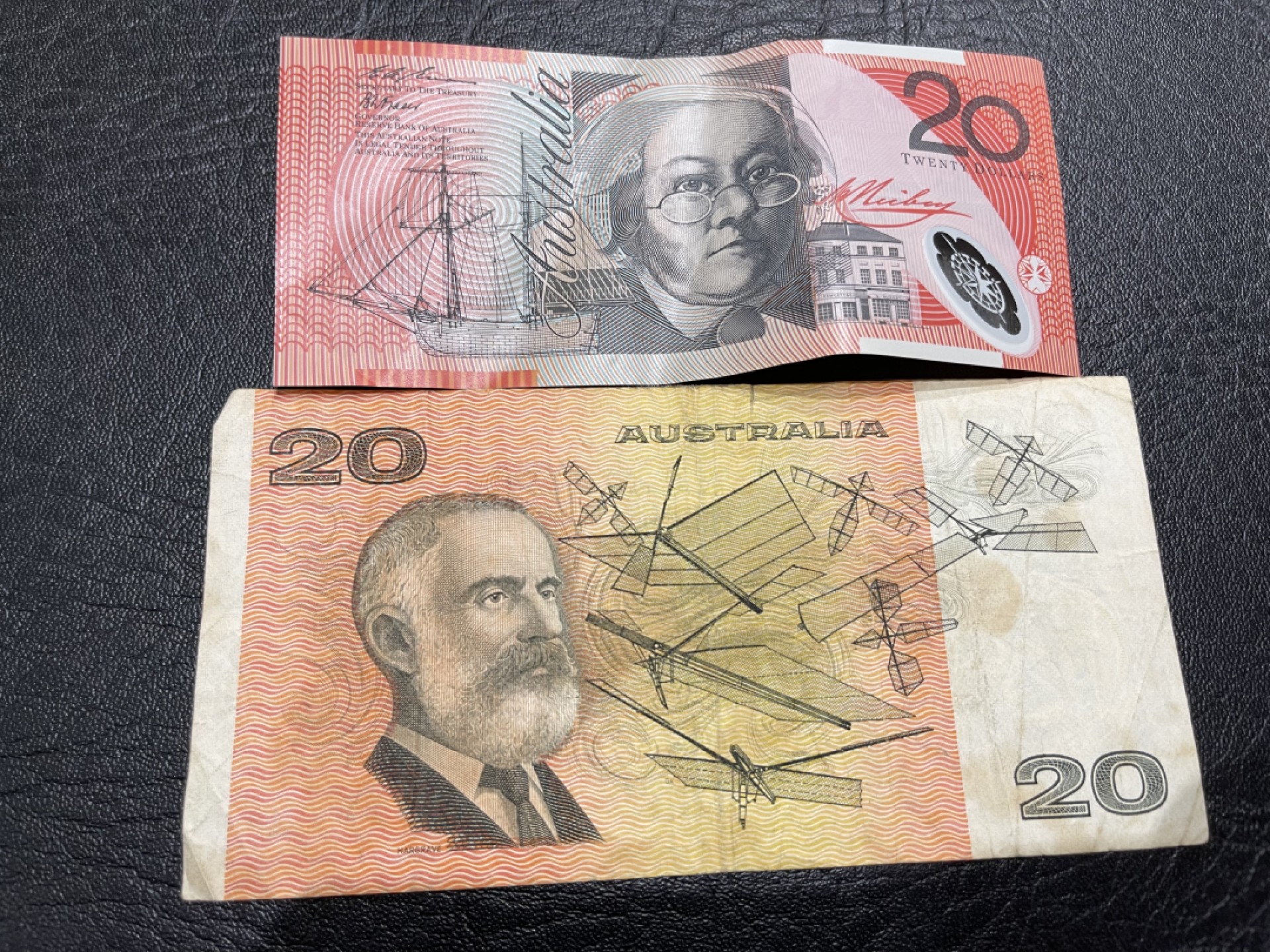 《外钞收藏家》第一百八十三期拍卖 澳大利亚20元纸币和塑料钞 共2张 流通品相