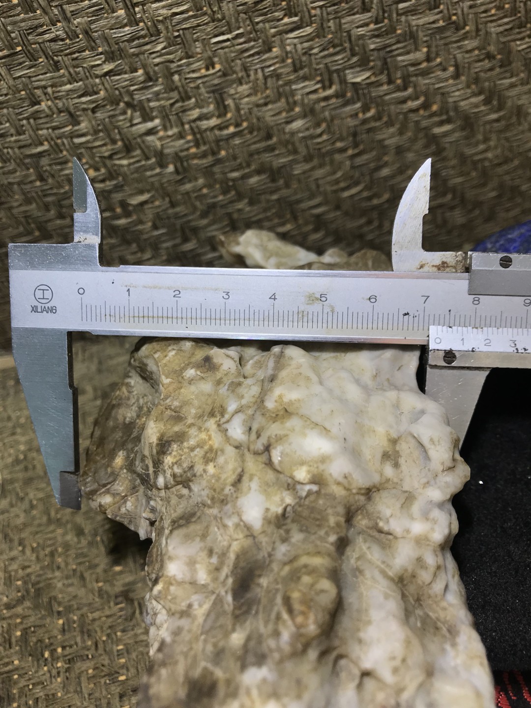 精美戈壁高玉化风凌石原石笔摆件.（把件）一块