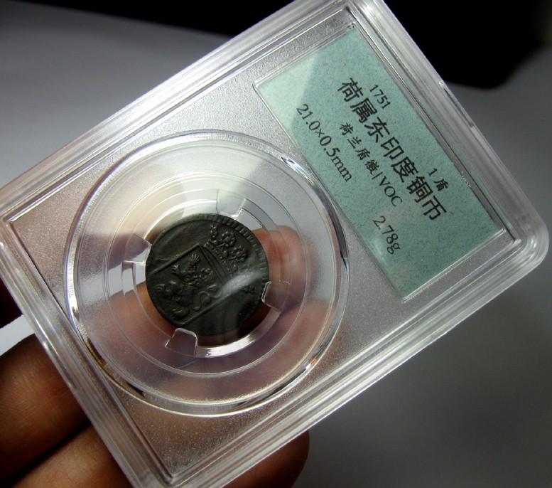 荷兰铜币,1751荷属东印度1盾钱币,荷兰盾徽,背面VOC(荷属东印度 荷属东印度缩写),自制标签盒子,约21mm,2.8g