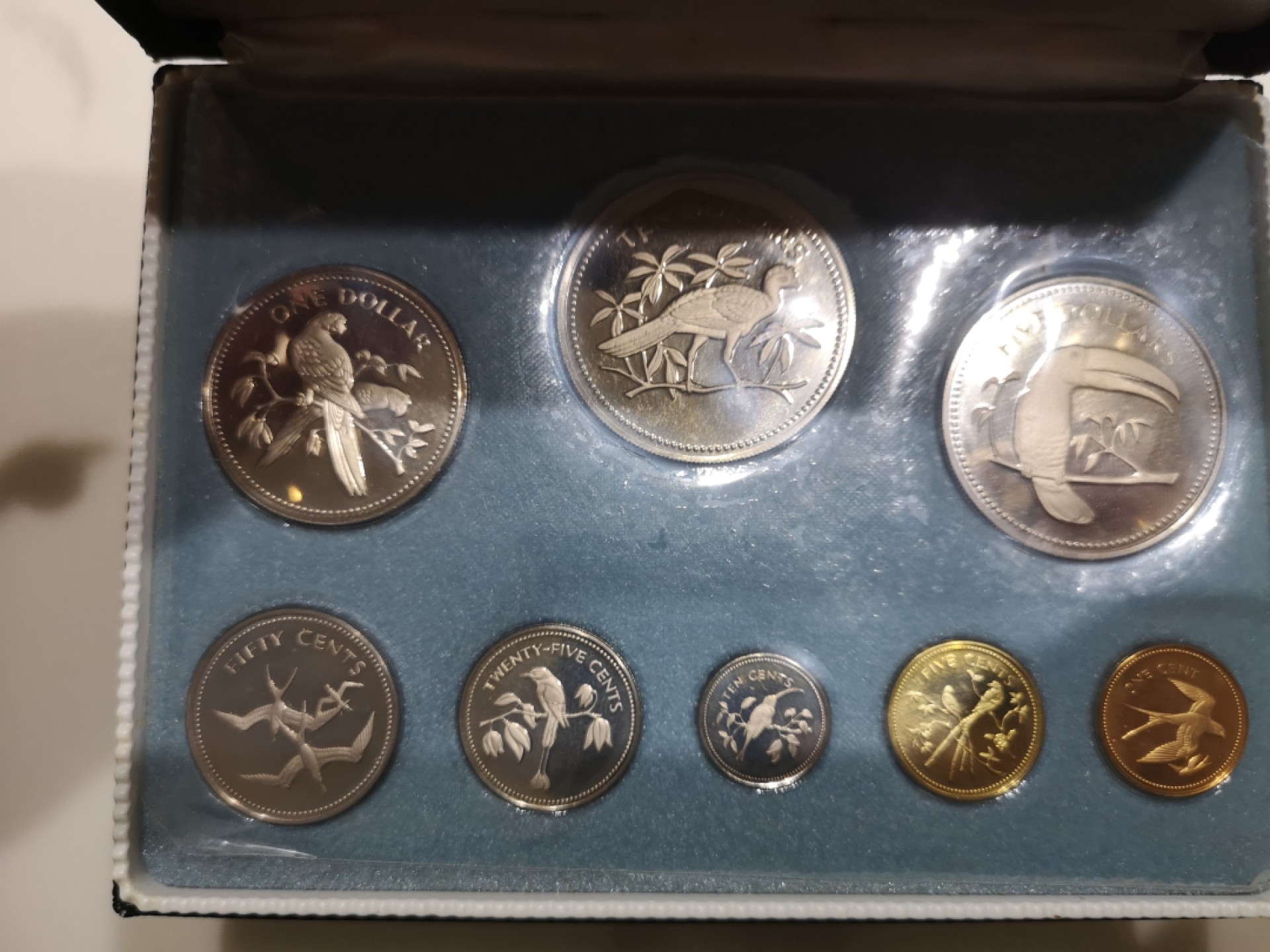 《外钞收藏家》第一百八十三期拍卖 1974年伯利兹 珍稀鸟类纪念币 8枚 精装盒子